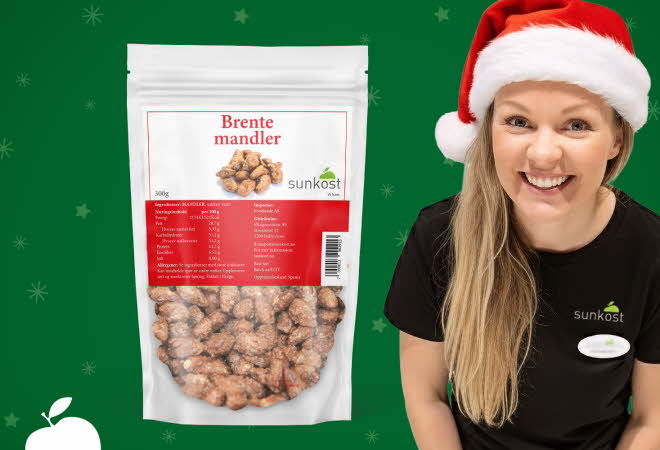 Pose med brente mandler fra Sunkost foran grønn bakgrunn med juletema.
