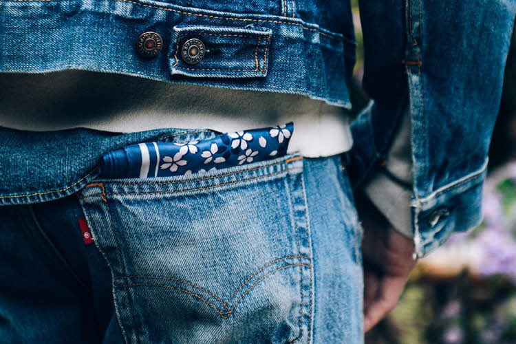 Mann i jeans