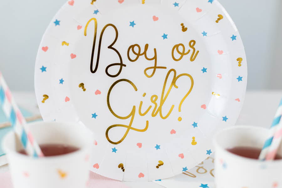 gender reveal fest med tallerken som står gutt eller jente