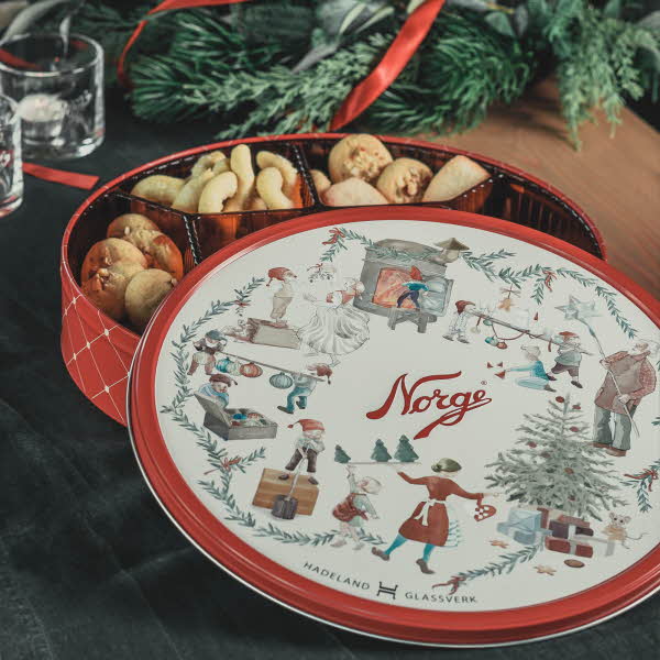 Norgesglasset sin kakeboks fylt med kaker