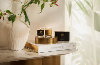 bilde av lys som står på en hvit bok