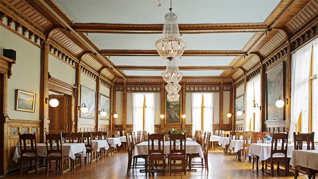 Spisesall med lyskroner og dekket bord på Thon Hotel Sandven i Nordheimsund