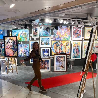 Anne Margrethe på vei inn i butikken