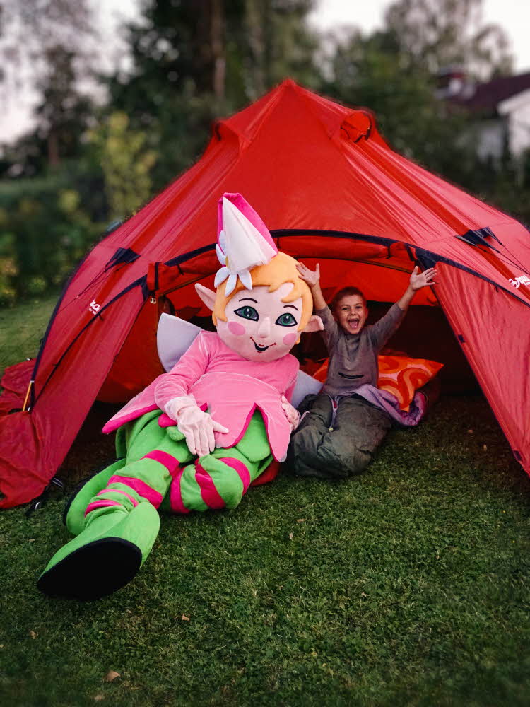 amfelia og gutt har det morsomt i telt varmeflaske og sovepose amfelia og gutt koser seg foran rødt telt
