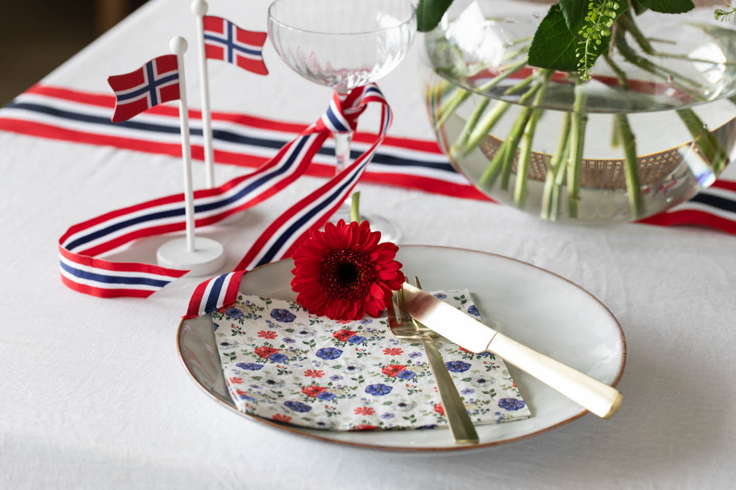 17. mai inspirerte blomster på en tallerkenen fra Mester Grønn