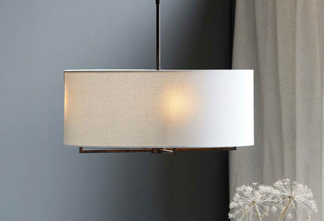 En taklampe med beige lampeskjerm.