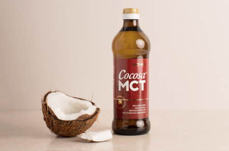 Flaske med olje fra Cocosa og en kokos