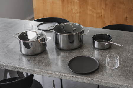 Et kjøkkenbord med tre forskjellige gryter.