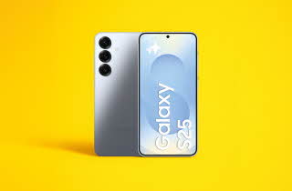 Bilde av en Samsung Galaxy S25 på en gul bakgrunn.