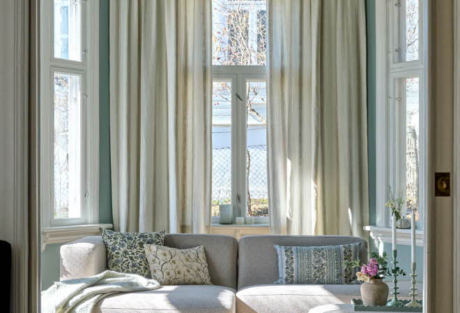 bilde av gardiner og en soffa