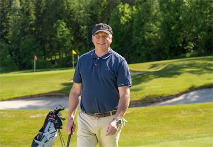 Mann spiller golf på Losby Golf