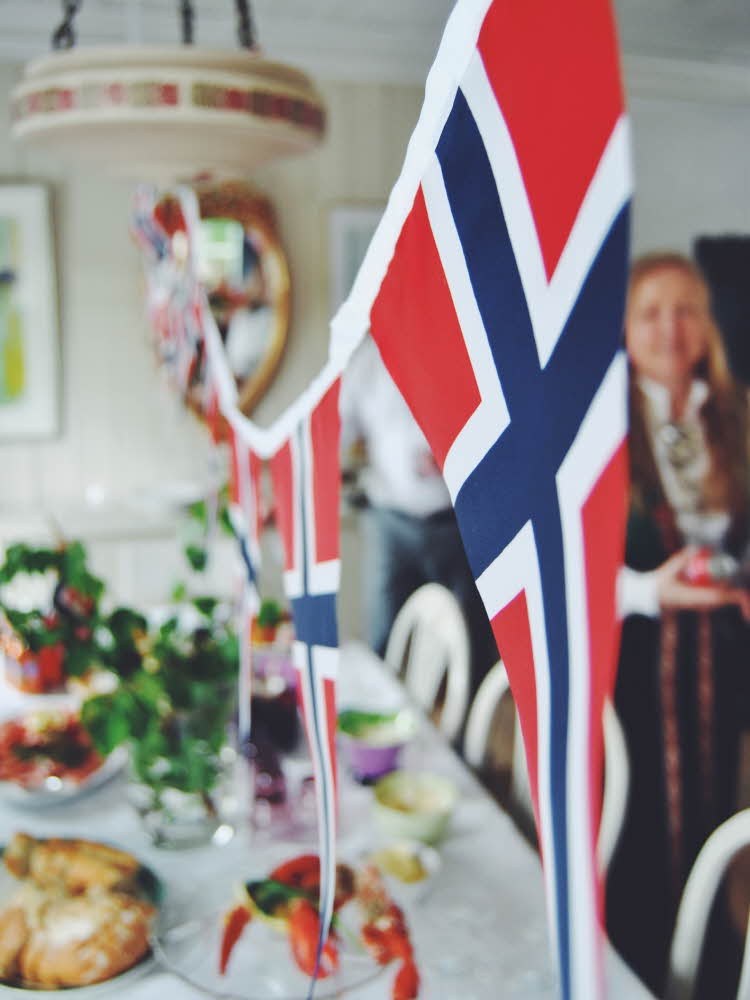 Vimpler av norgesflagget henger over frokostbordet