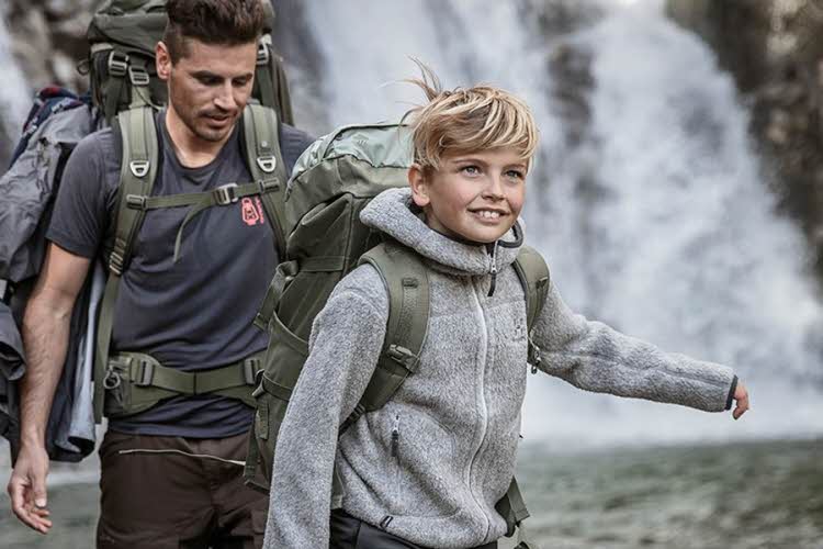 Store fjell og to mennesker ppå tur