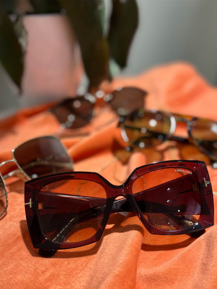 Solbriller på et bord Solbriller på et bord