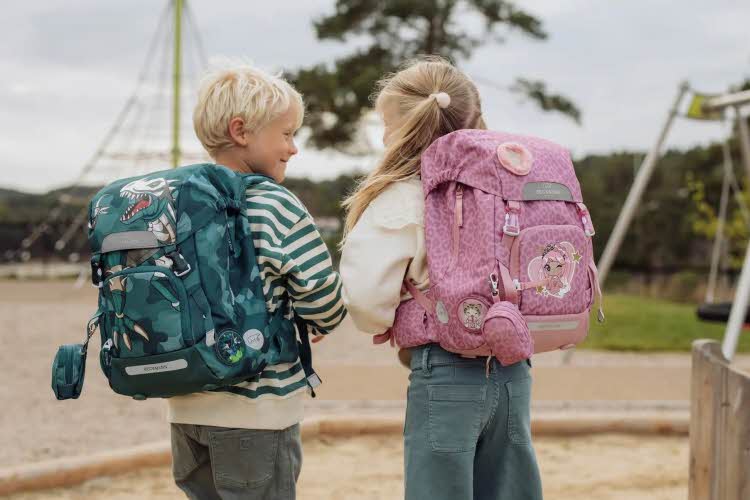 Jente og gutt med skolesekk