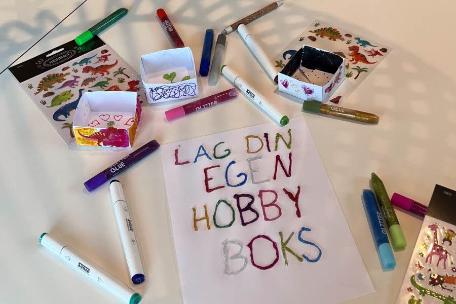 Boks laget av papir og et ark med teksten Lag din egen hobbyboks