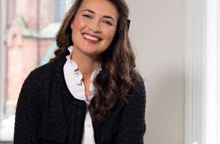 bilde av en dame i sort genser