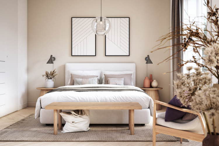 Soverom med beige vegger, beige interiør og detaljer, dobbeltseng, og pendal lampe.