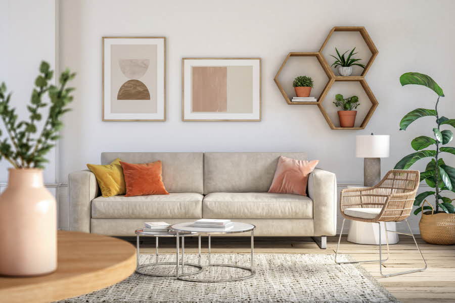Stue med grå sofa med puter i rosa og oransje 