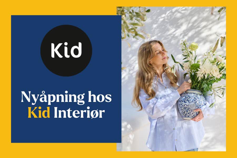 En dame som holder en vase med blomster