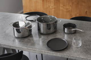 Et kjøkkenbord med tre forskjellige gryter.