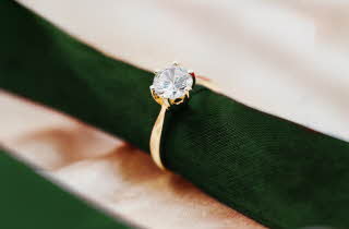 En diamantring rundt grønn fløyel