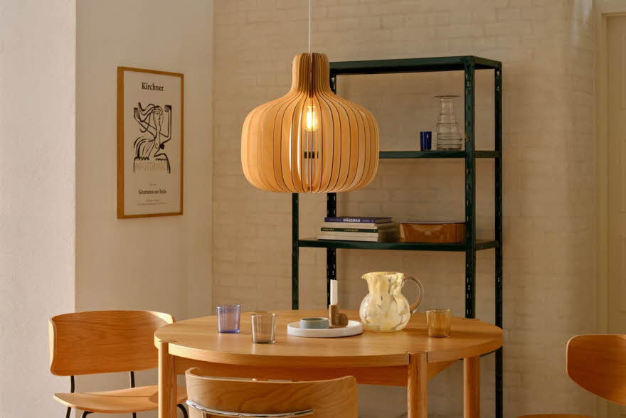 Spisebord med lampe ovenfor