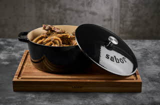 En støpejernsgryte med mat i.