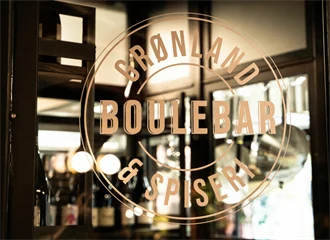 Grønland Boulebar logo på et vindu