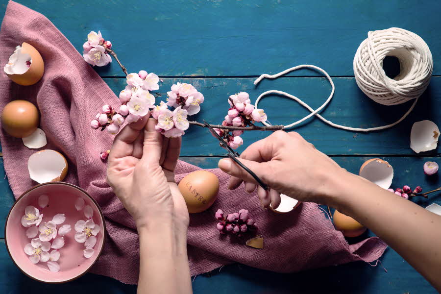 Rosa blomsterdekorasjon og eggeskall