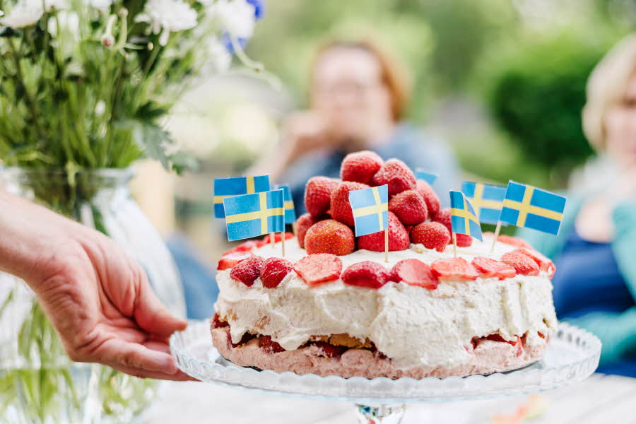 Bløtkake med jordbær og svenske flagg