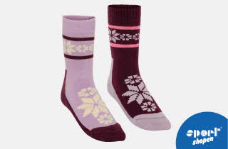 To par ullsokker i lilla og burgunder med snøkrystallmønster.