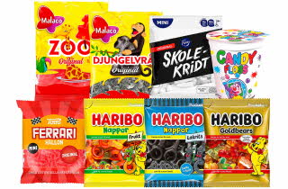 Flere poser med godteri fra ulike merker, inkludert gelégodteri, lakris og sukkerspinn.