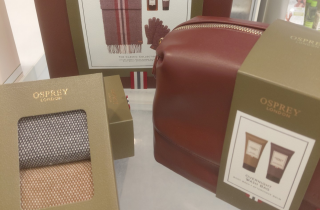 Bilde av 3 gavepakninger fra Boots apotek