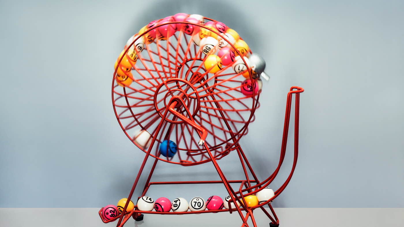 Rosa bingohjul med fargerike baller
