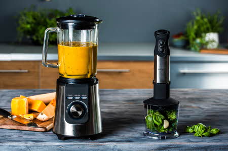 Blender og stavmikser som står på et bord