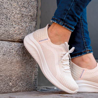 Et par sko fra Skechers på en dame