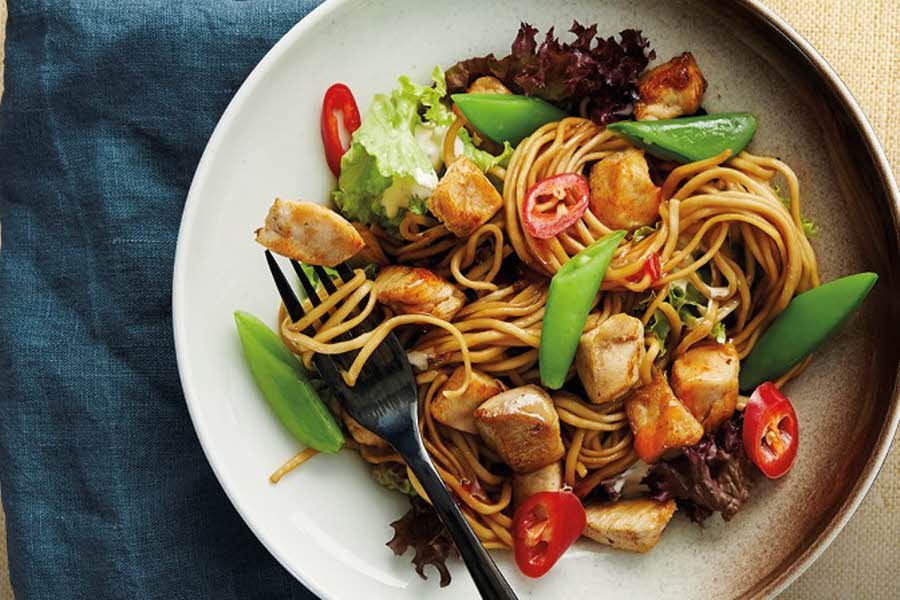 tallerken_med_thai_nudel_og_kyllingsalat