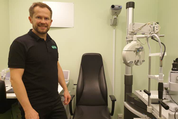 smilende optiker
