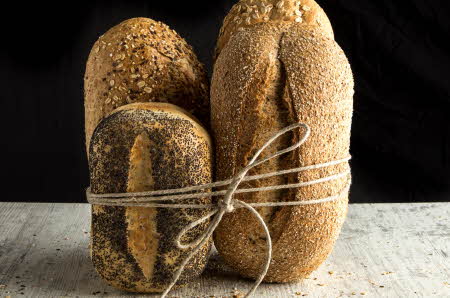tre brød buntet sammen fra baker brun