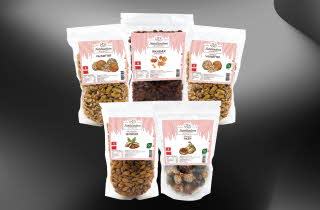 Fem poser med nøtter og tørket frukt fra Nøtteblanderen, inkludert valnøtter, mandler, fiken og inkabær.