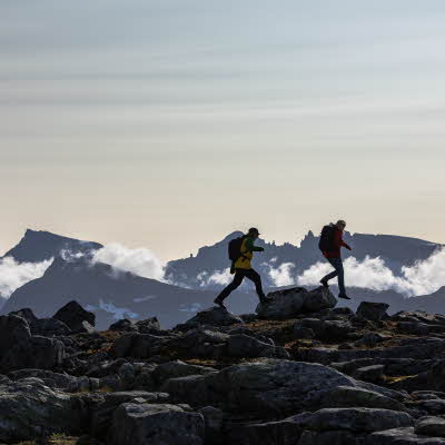 To personer på fjellvandring med klær fra Norrøna
