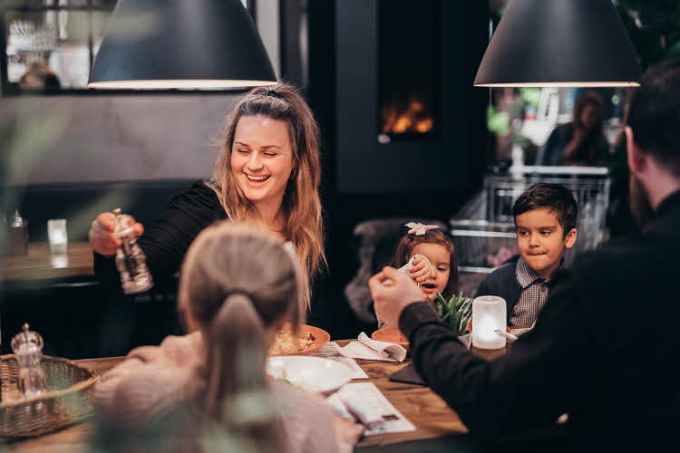 Familien koser seg på MM