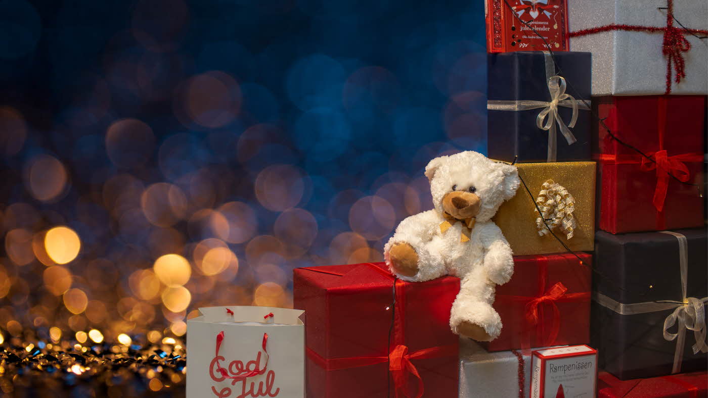 teddybamse sitter på innpakkede gaver
