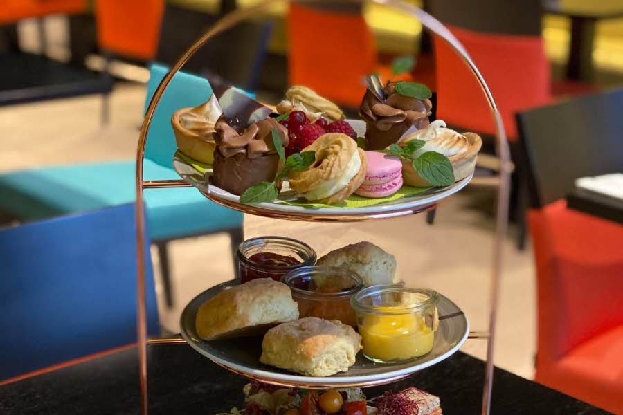 Afternoon Tea på Brasseri Alta, etasjefat med kaker og sandwicher