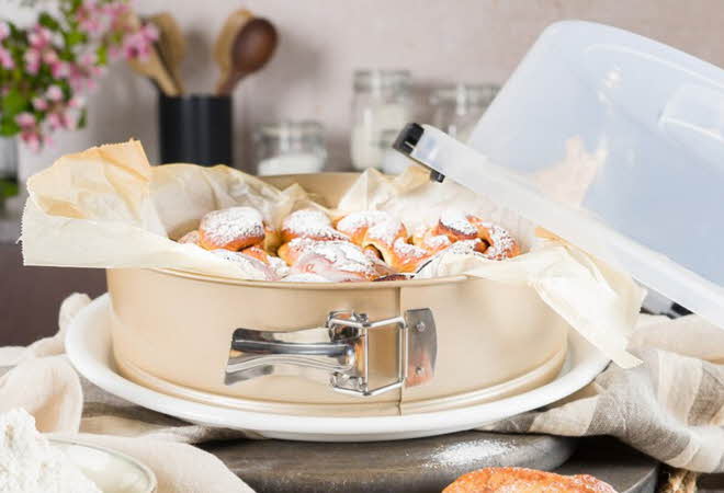 Et kakefat på et fat med en kake i