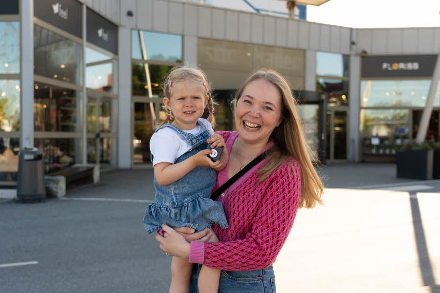 Cathrien (32) tar gjerne med seg familien på senteret minst en gang i uka. På Østfoldhallene får hun gjennomført alle hverdagens innkjøp. 