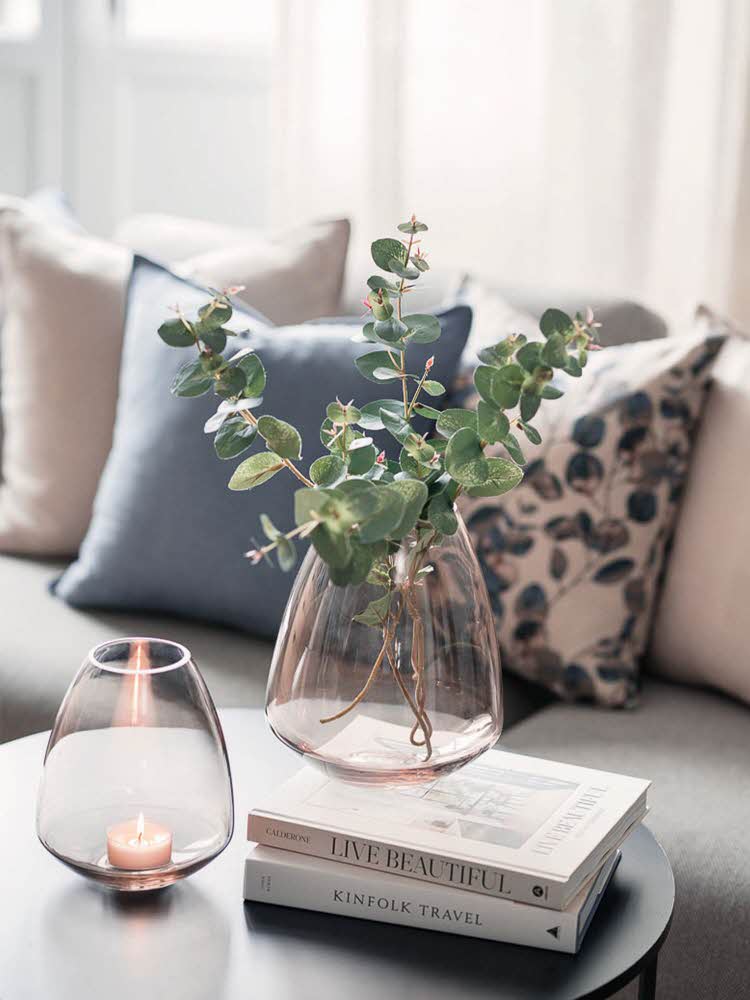 Stuebord med vase og lysholder
