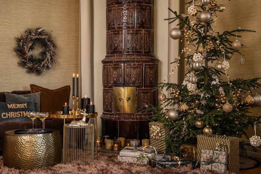 Stue med julepynt og juletre