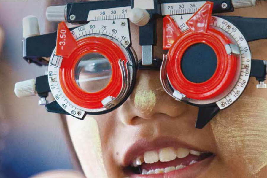 Barn med synstest-brille